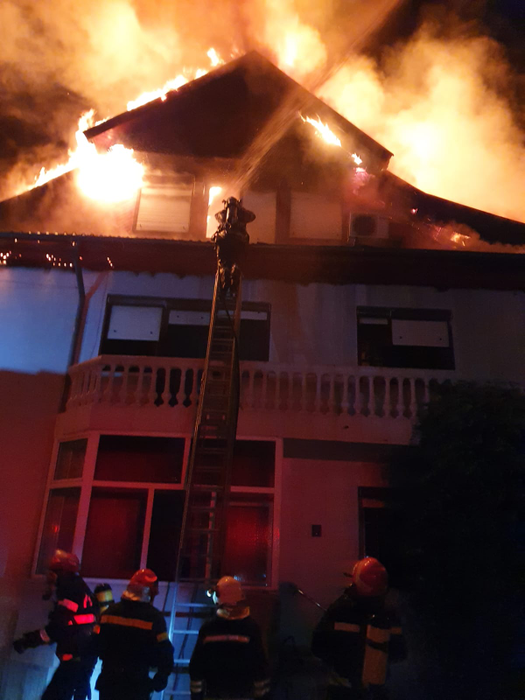 FOTO | Incendiu îngrozitor la Bacău! Un tânăr de 18 ani a fost găsit carbonizat