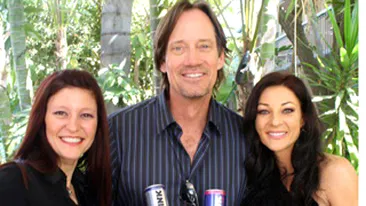 Ramona Gabor ii da o mana de ajutor Monicai in promovarea bauturii cumnatului!