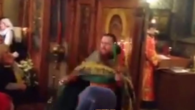 Paştele a trecut, dar… O să rămâi mască atunci când vei vedea ce face acest preot cu cădelniţa!