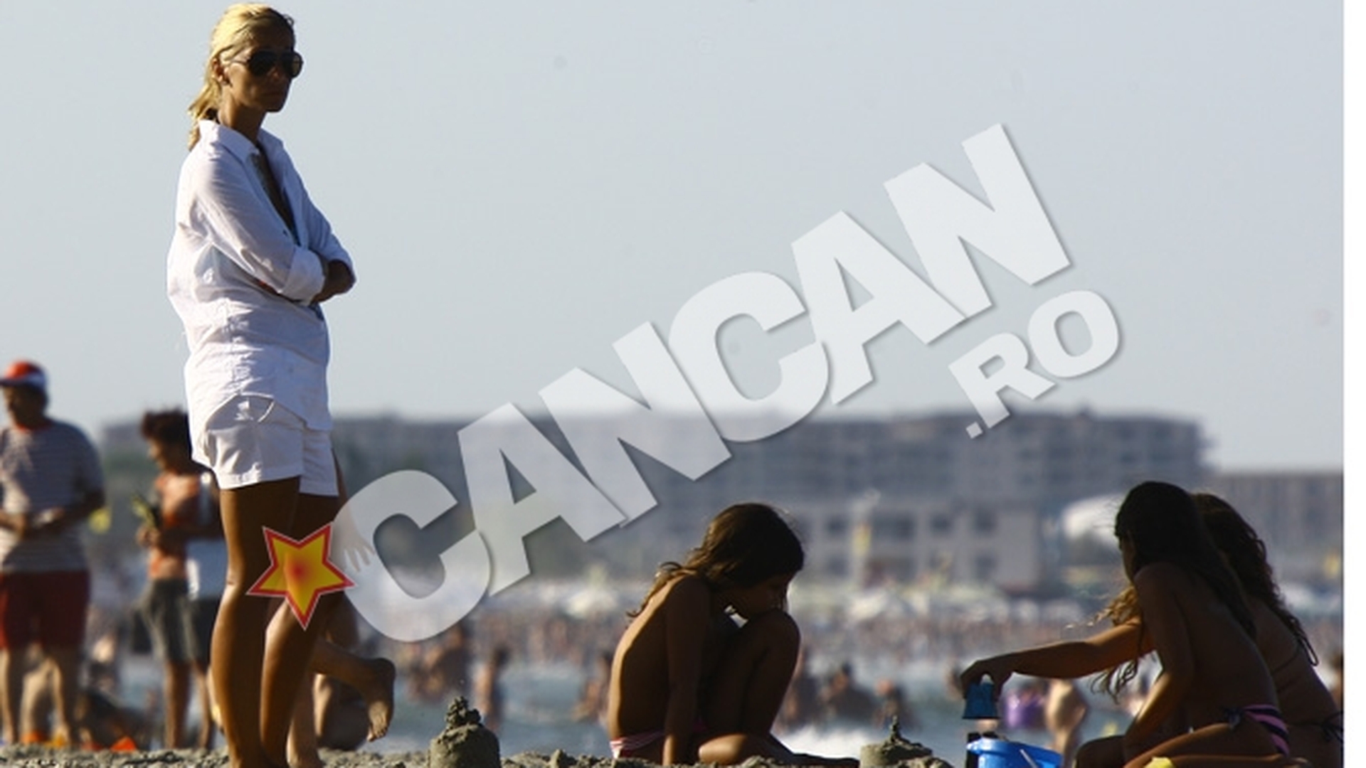 Irina Truica, cu gemenele la mare! Femeia de afaceri a facut plaja imbracata si n-a schitat niciun zambet!