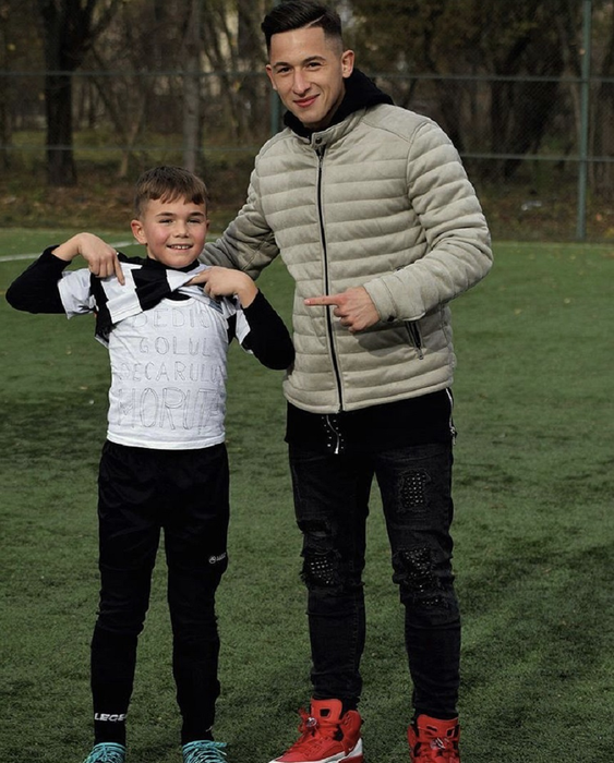 Are 18 ani, dar se iubeşte cu o bombă-sexy mai mare decât el! Primele imagini cu iubita lui Olimpiu Moruţan, jucătorul dorit de Gigi Becali