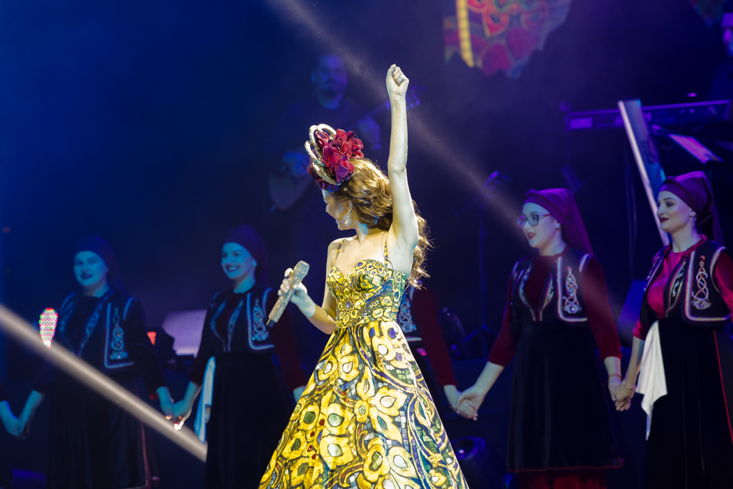 Elena Gheorghe, mărturii în lacrimi în fața a peste 4.000 de oameni. Imagini senzaționale de la show-ul cu muzică armânească