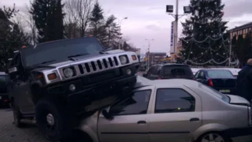 Foto incredibil! Un smecher cu Hummer a turtit un Logan parcat - Vezi cum arata uluitorul accident!