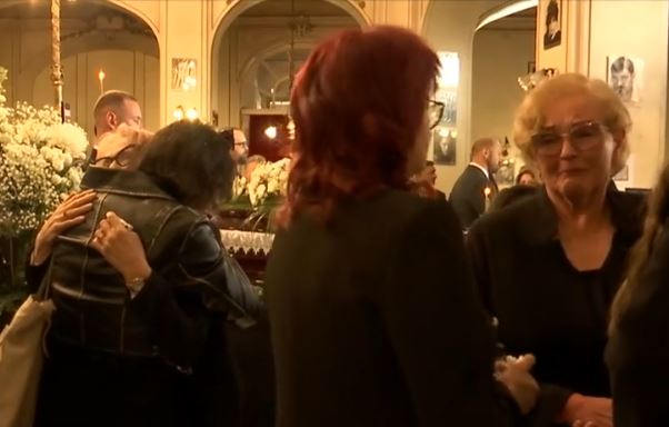 Cel mai greu moment pentru mama lui Ioan Isaiu. Sfâșiată de durere, la priveghiul actorului