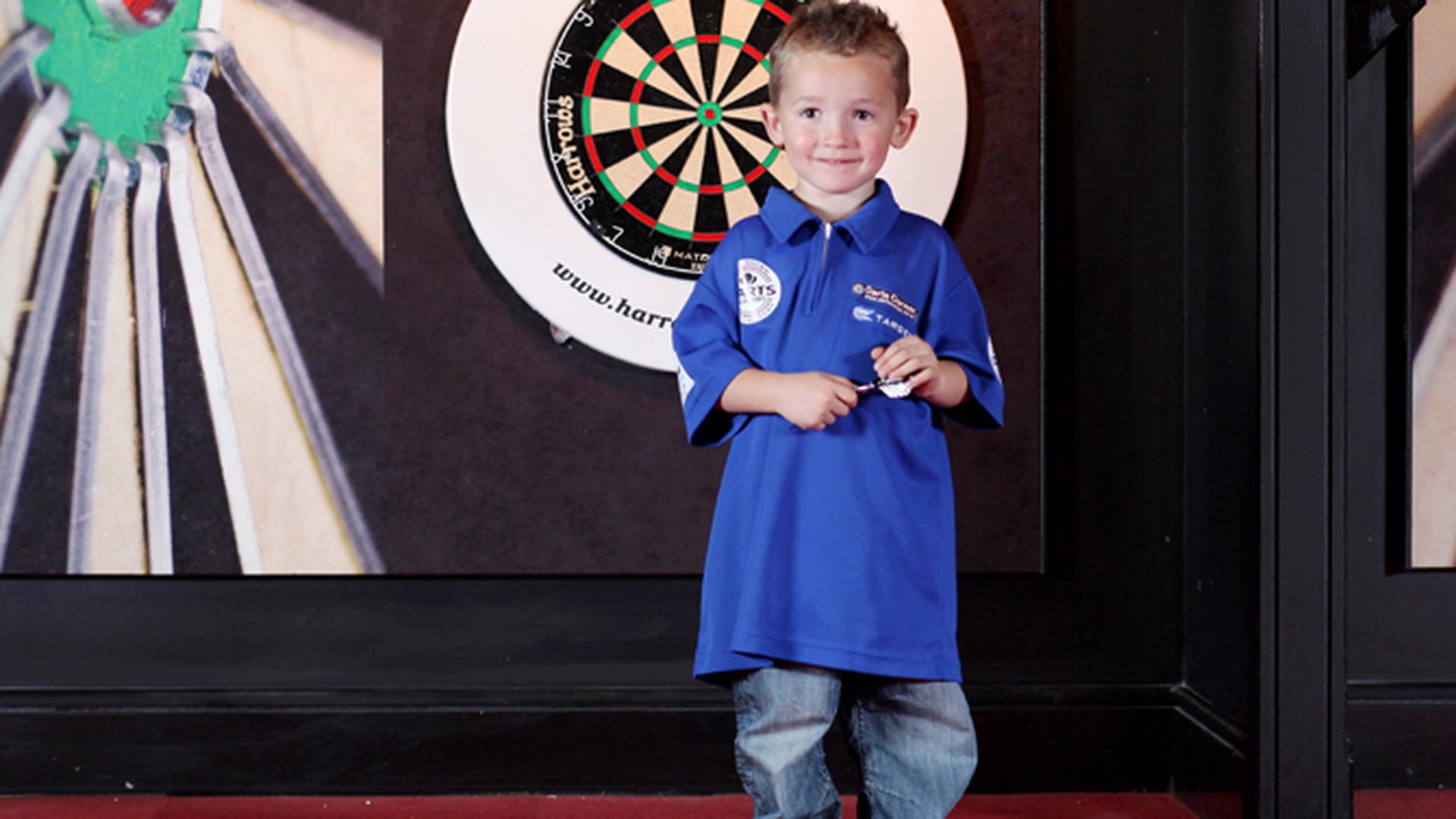 Un baietel cu gaura in inima, maestru la darts