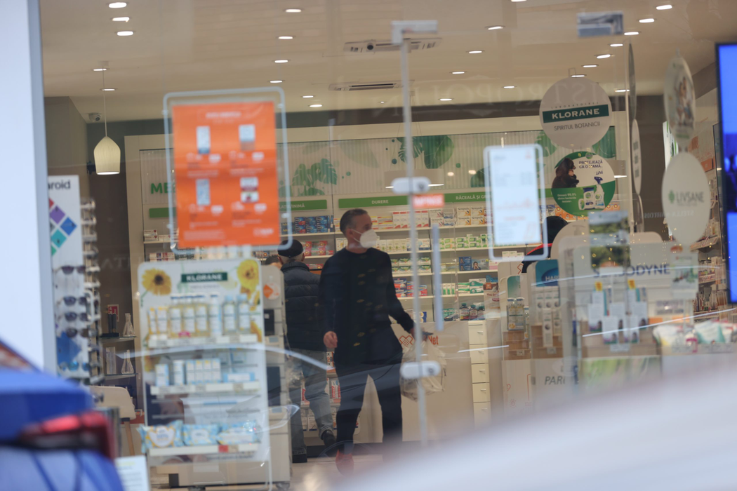 Laurențiu Reghecampf a avut de "onorat" o listă lungă la farmacie (Foto: CANCAN.RO)