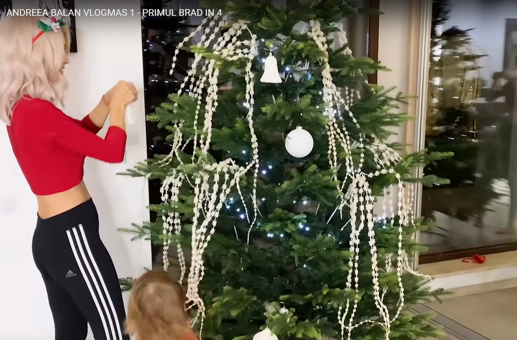 Andreea Bălan, gafă ireală! Și-a luat pantalonii invers. Cum a reacționat live, după ce o fană i-a atras atenția vedetei de la Antena 1