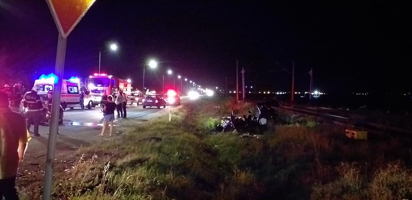 O șoferiță de 19 ani a fost la un pas să provoace o tragedie din cauza neatenției și a zburat cu mașina de pe drum. 5 răniți în urma impactului violent © dejeanul.ro