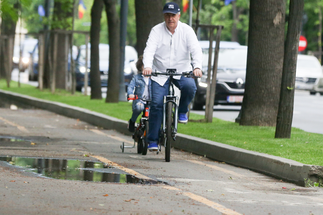 Călin Popescu Tăriceanu, pedalând pe Bulevardul Kiseleff alături de băiețelul său