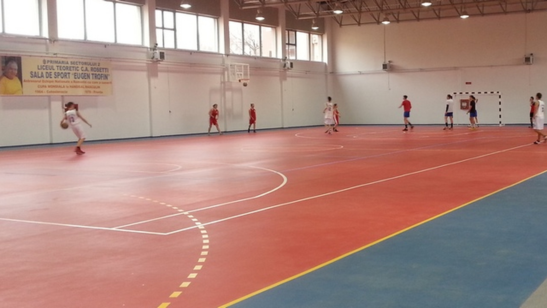 Vezi cum arata cea mai mare sala de sport din Capitala! Apartine Liceului C.A. Rosetti!