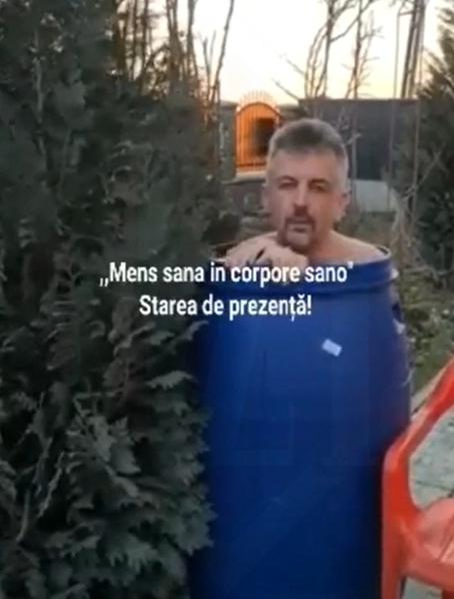Imaginile care au făcut internauții să râdă cu lacrimi. Un primar din Iași s-a filmat în timp ce se scălda într-un butoi cu murături, aproape dezbrăcat