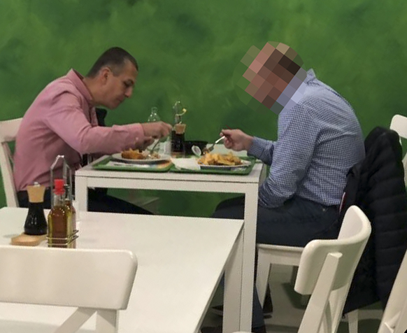 Bossul eMag ia prânzul alături de un coleg, la un "Împinge tava" din Pipera