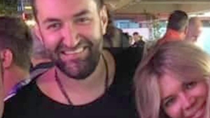 Antena 1 + Pro TV = love. Gina Pistol și Smiley nu se mai ascund. Un fan i-a fotografiat împreună, la Untold. Foto exclusiv