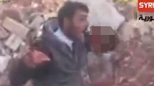 Imagini de o cruzime rar întâlnită! Un extremist sirian s-a filmat în timp ce devorează inima unui inamic: "Vom mânca şi ficaţii"