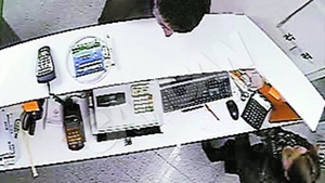 A fost filmat de camerele de supraveghere. Politist acuzat ca a furat dintr-o farmacie
