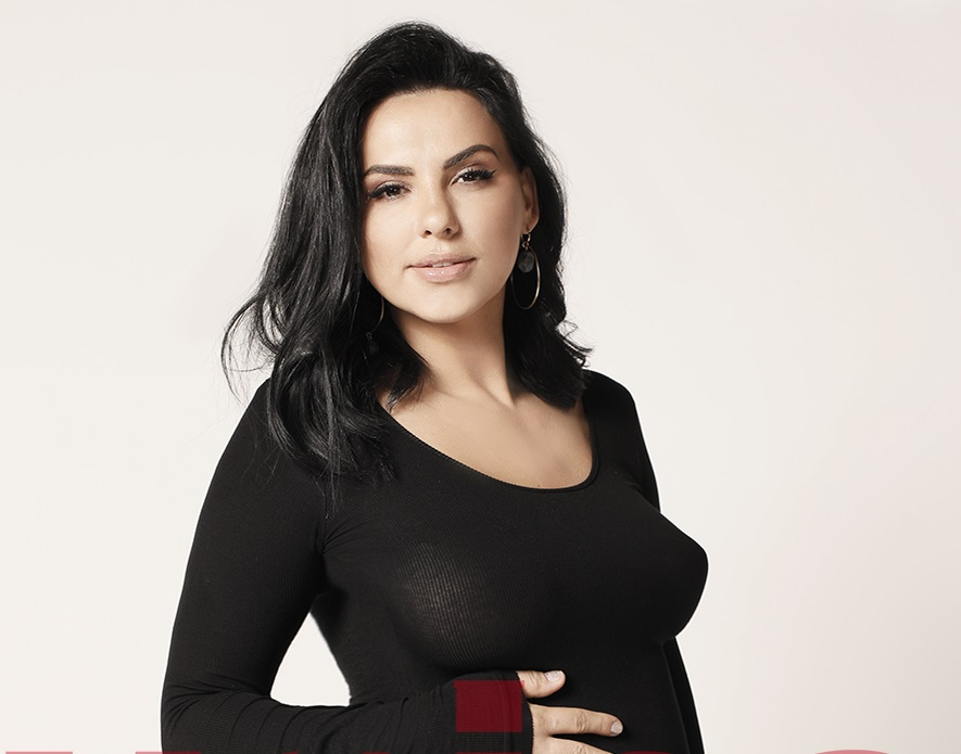 Însărcinată în 6 luni, Lavinia Pîrva a pozat fără sutien într-o rochie transparentă! Cât de mare este burtica de gravidă
