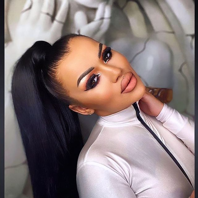 Alexandra are aproape 20.000 de urmăritori și știe exact cum să îi "farmece"