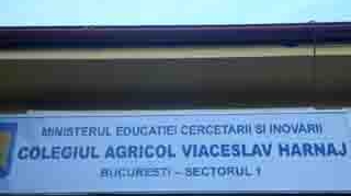 Oficialii au adus la "Jean Monnet" o directoare cu experienta in scandalurile sexuale! Dadea elevele afara din scoala cu politia!