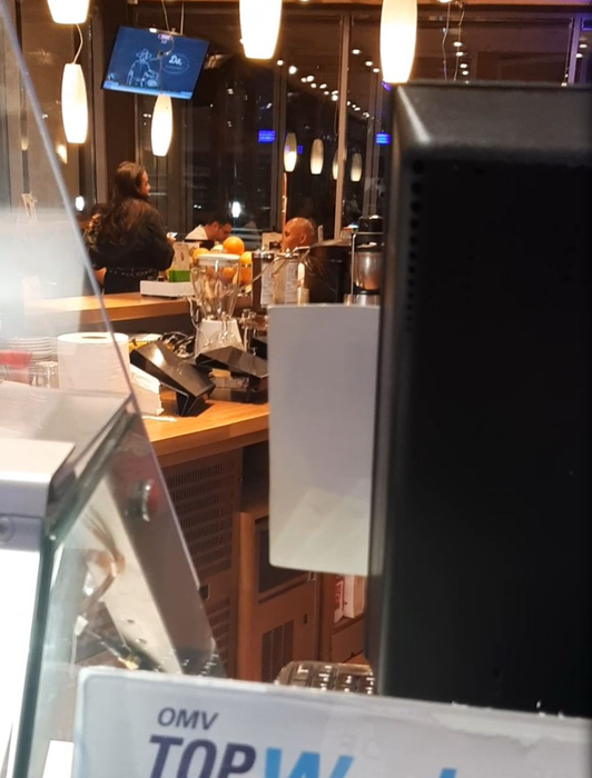 Nana Falemi și un amic au zăbovit o oră într-o benzinărie din București