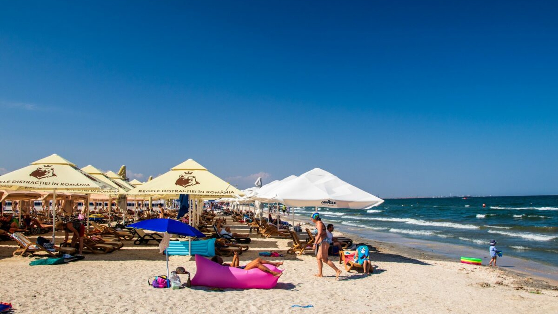 Fără turiști în plin sezon, prețurile scad dramatic. Cât costă un sezlong în stațiunea Mamaia, ”plus o bere sau un suc”