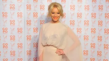 Laura Cosoi, pe covorul rosu intr-o rochie pe care a imprimat o caricatura! Afla de ce a facut aceasta alegere!