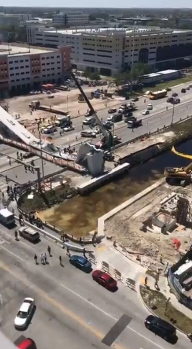 O pasarelă abia construită s-a prăbușit peste o autostradă, în S.U.A! Cel puțin patru morți