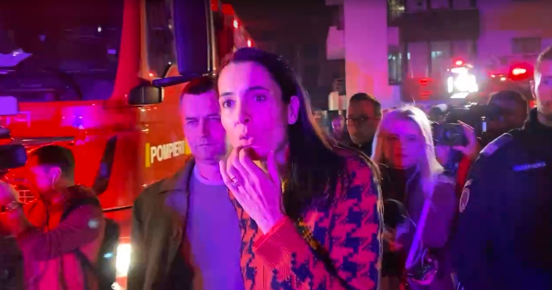Clotilde Armand, înainte de a îmbrăca, pentru poză, costumul de pompier (Foto: captură video)