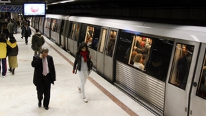 Momente de panică la metrou! O femeie a căzut pe şine, în staţia Piaţa Sudului