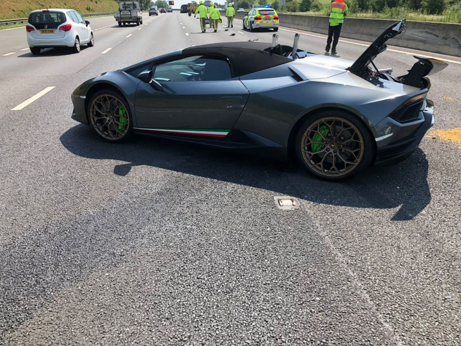 Un bărbat a făcut accident cu Lamborghini la doar 20 de minute după ce și l-a cumpărat! Polițiștii au fost uimiți când au aflat cauza incidentului rutier