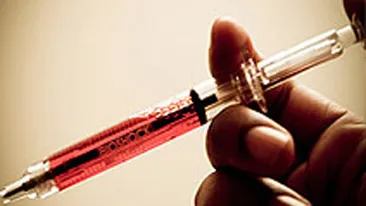 Vroia sa o violeze si sa o intepe cu o seringa plina cu sange