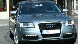 Are grija ca de ochii din cap de investitia lui de 25.000 E! La o zi dupa ce si-a luat masina, Dorian Popa a dus-o la spalatorie!