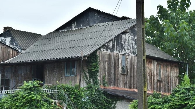 Procurorii au ridicat un laptop, un aparat foto, două telefoane și stick-uri din casa lui Dincă