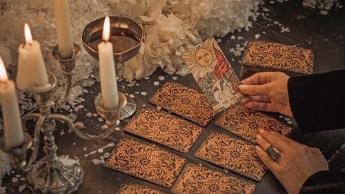 Cartea de Tarot de azi, 11 aprilie 2026. Ce le pregătește Patru de Săbii nativilor Balanță și Rac te va surprinde