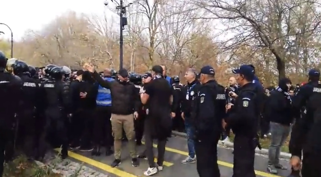 Violențe la Craiova, înainte de meciul  CSU II - FCU. Jandarmii au dat cu gaze lacrimogene