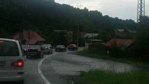 Trafic îngreunat pe DN1, pe Valea Prahovei, din cauza unei ploi torențiale
