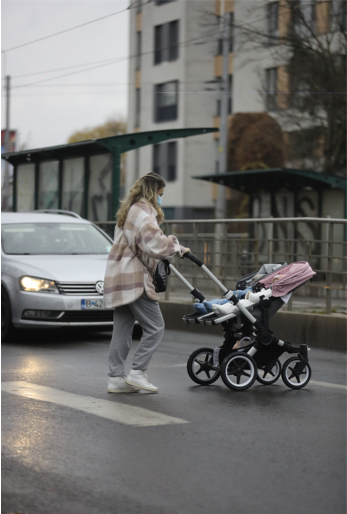 Alina Laufer a ieșit la plimbare cu gemenii de nouă luni