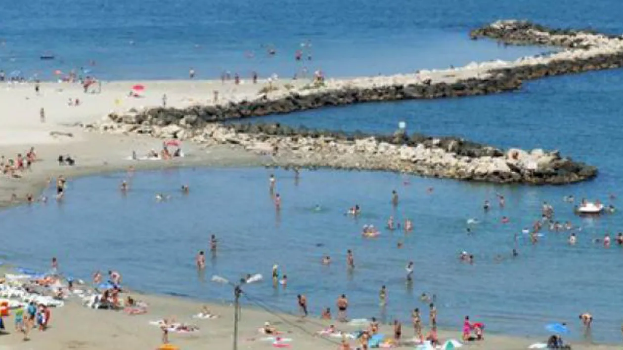Turiştii folosesc Marea Neagră pe post de WC public. Vezi care plajă a înregistrat cele mai multe bacterii