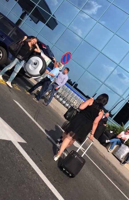 Tânăra aşteaptă ca ex-premierul să îi dea jos bagajul din maşină