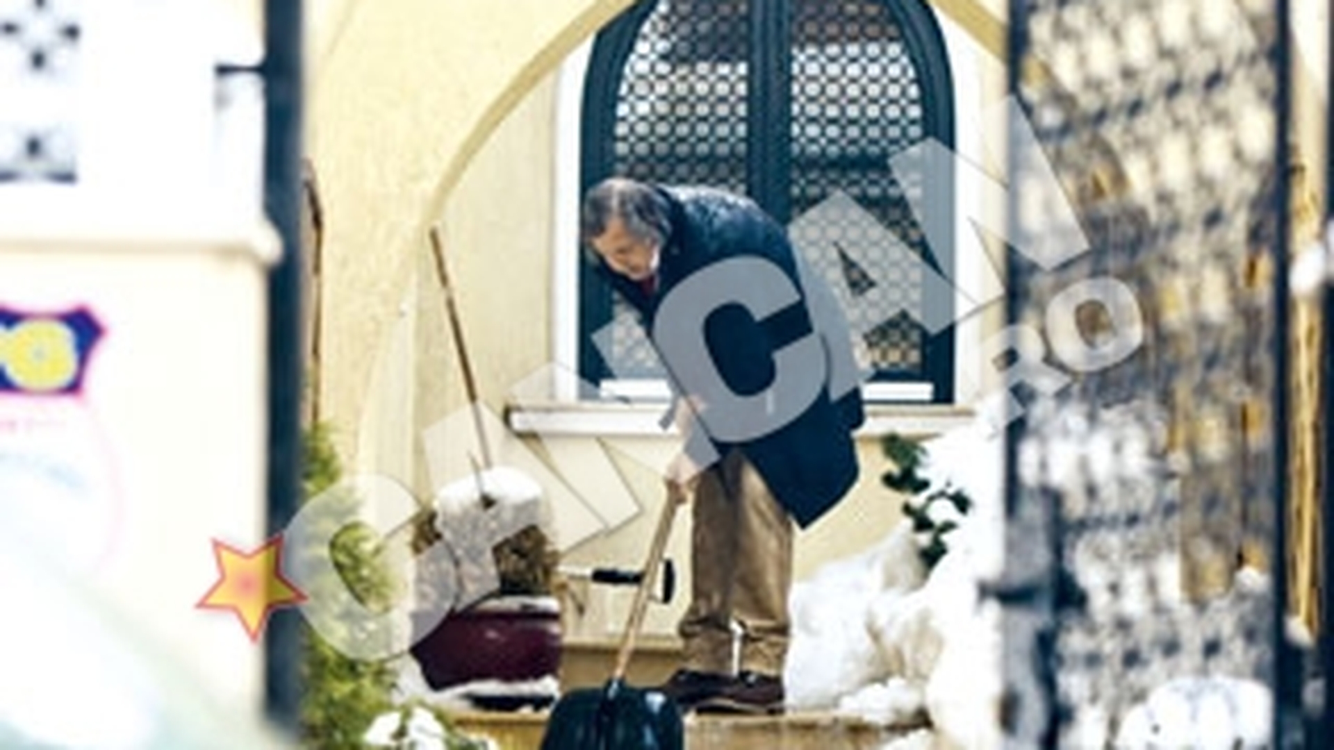 Ilie Nastase isi mentine conditia fizica prin munca domestica! A dat la lopata zapada din fata casei