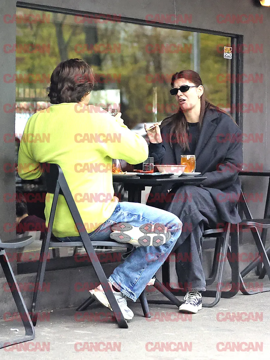 Laura Giurcanu, la terasă, cu un domn