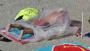 Motivul șocant pentru care un bărbat a făcut plajă într-un sac de celofan. Ce le-a răspuns salvamarilor