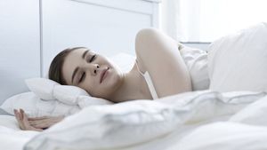 Cele 7 greșeli pe care le faci înainte de somn și despre care nu știai că te îngrașă