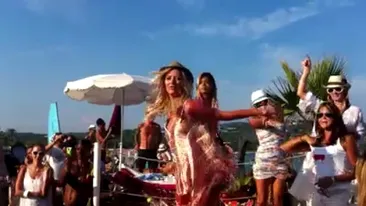 Delia face furori in St. Tropez! Uite cum se distreaza in cel mai faimos beach-club de pe Coasta de Azur!