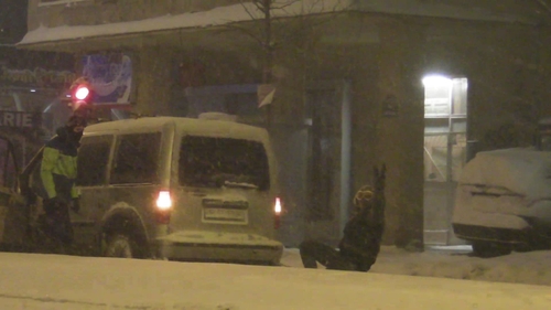 Doi tineri si-au tractat sania cu masina pe strazile din Bucuresti! S-au echipat de schi si au facut ture pana dimineata!