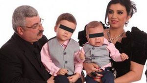 Adriana Bahmuteanu, cu sanii si buricul la vedere, in club! Vezi aici cum a sarbatorit vedeta impacarea cu Mihai, fara... Mihai!