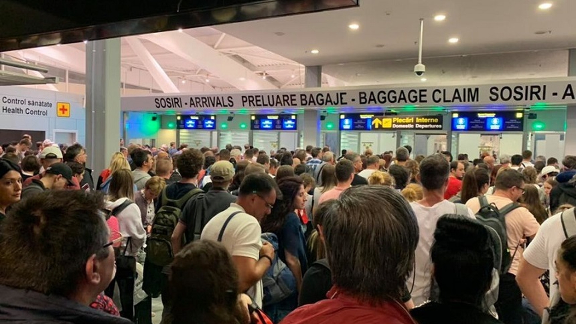 Un român a fost reținut pe Aeroportul Henri Coandă. Bărbatul și-a însușit bagajul de cală al altui pasager