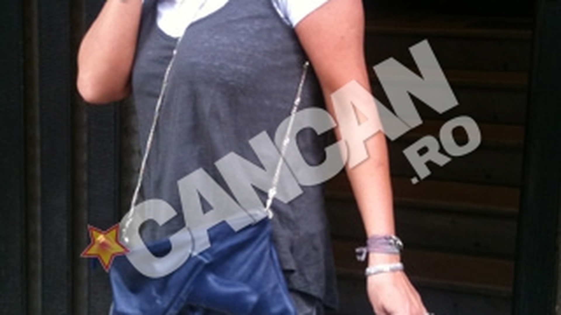 Prodanca si-a schimbat radical look-ul! Si-a indreptat parul si poarta accesorii ca Rihanna!