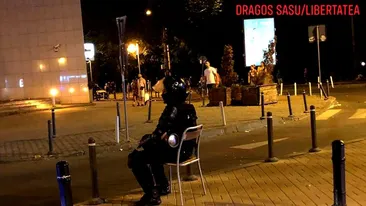 Povestea din spatele fotografiei virale cu jandarmul care stă pe scaun, după protestul din Piața Victoriei!