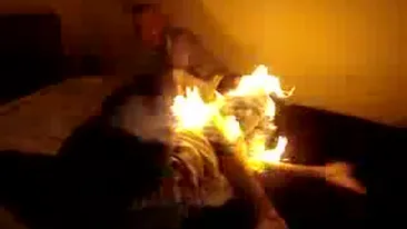 Se intampla in Romania! I-a dat foc prietenului sau care dormea pentru a se distra