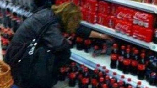 S-a intamplat intr-un hypermarket! O femeie s-a aplecat la raftul de COCA-COLA apoi a facut asta, fara nicio jena!